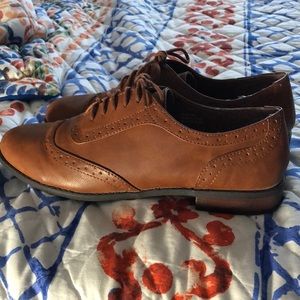 Women’s brown wingtip shoes